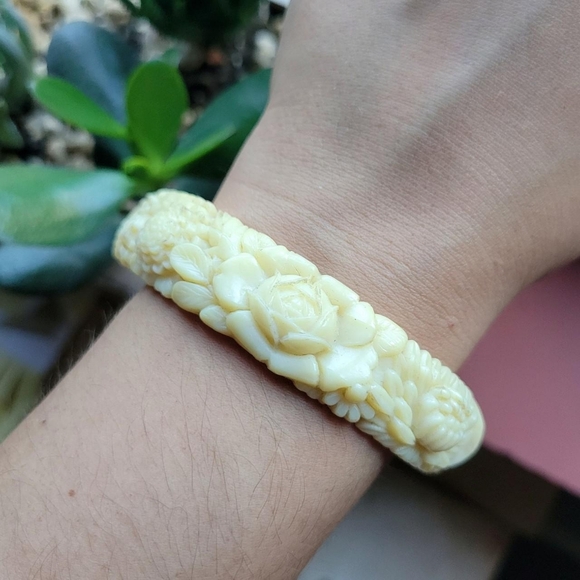 Jewelry - Vintage 1950s Carved Celluloid Rose Flower Bracelet